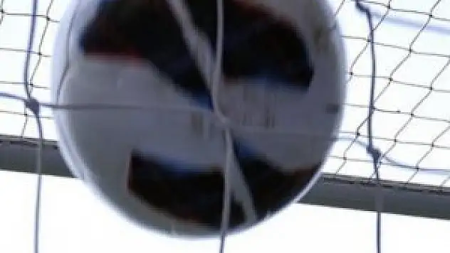 Futbolcular isyan etti, eşyalarını yaktı!