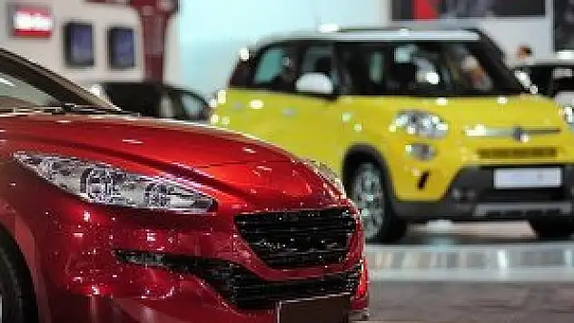 Otomobil fiyatları el yakıyor