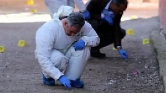 Öğrenciler dersteyken patlayıcı attılar!