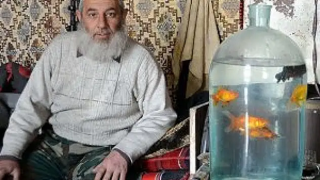 Sivil hayattan kopmamak için kavanozda balık besliyor