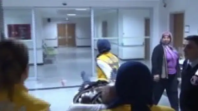 Engelli eşini bıçakladı