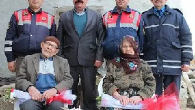 Jandarmadan 71 yıllık çifte 'Sevgililer Günü' jesti