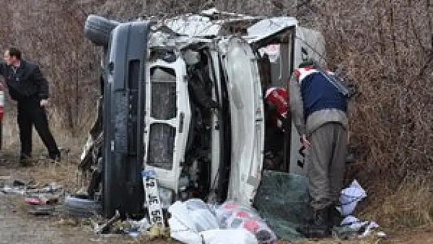 Para nakil aracıyla yolcu minibüsü çarpıştı: 14 yaralı