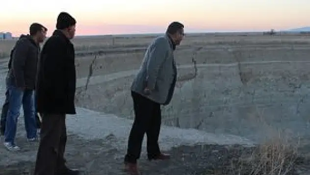 Karapınar'daki obruklar turistlerin ilgi odağı