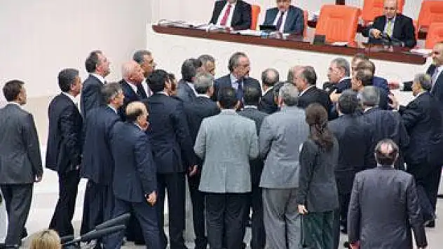 HSYK teklifi görüşmelerinde kürsü işgali tartışmaları