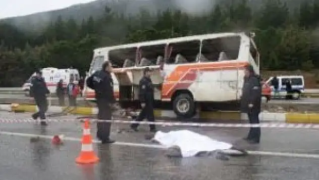 İşçi minibüsü devrildi: 1 ölü 19 yaralı