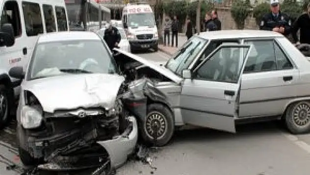 Otomobiller çarpıştı: 3 yaralı