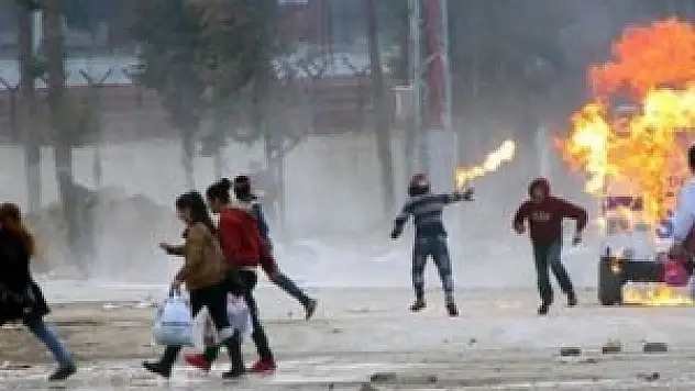 Göstericiler polis aracını yaktı