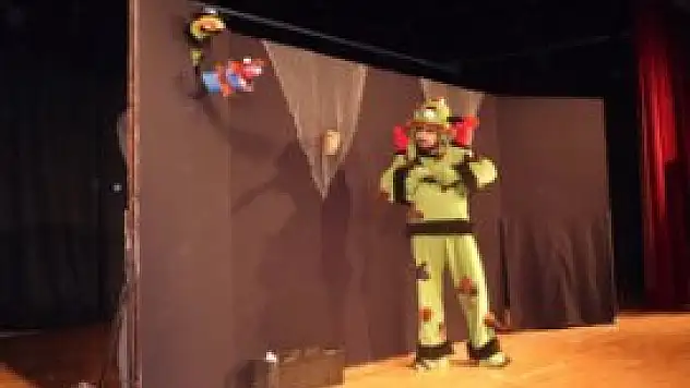 Ereğli'de ''Mikrobistan'' tiyatrosu sahnelendi