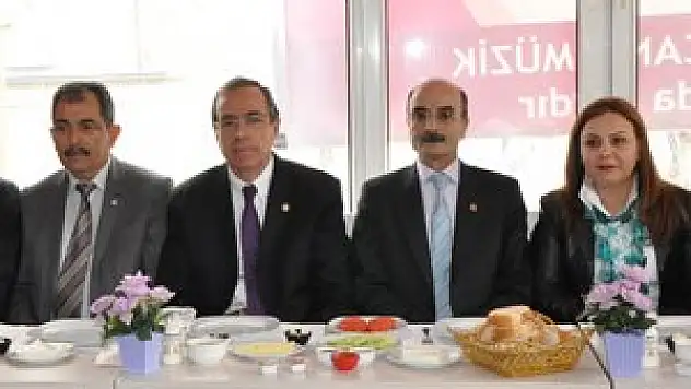 'Bize göre siyaset, halka hizmet etme sanatıdır'