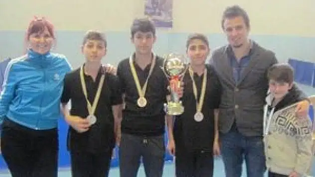 Okullar masa tenisinde yarıştı