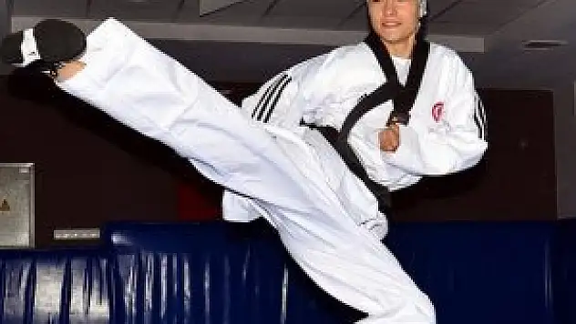 Altın madalyasını Akbalık'a ithaf etti