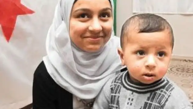 Dört kardeşine annelik yapıyor