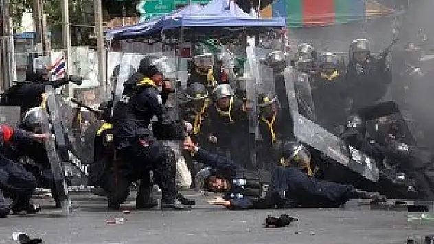 Tayland'da polisle göstericiler arasında çatışma