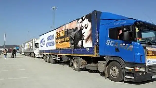 Yardım malzemesi dolu 11 tır yola çıktı