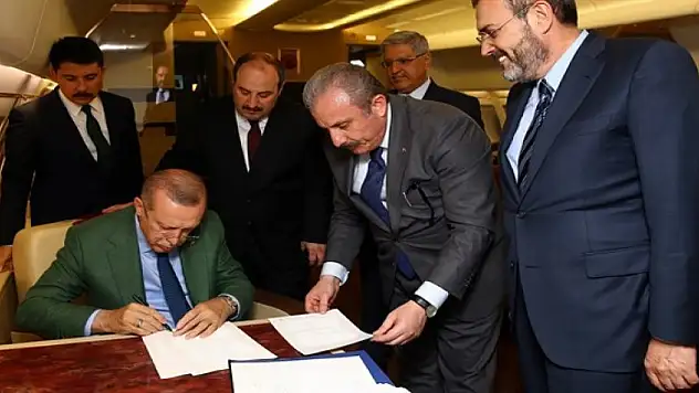 Cumhurbaşkanı Erdoğan Cumhur İttifakı Protokolü'nü uçakta imzaladı