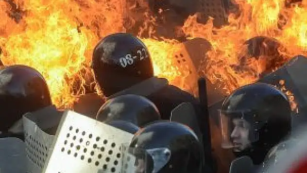 Ukrayna'da polis müdahale etti,  polis göstericilere müdahale etti