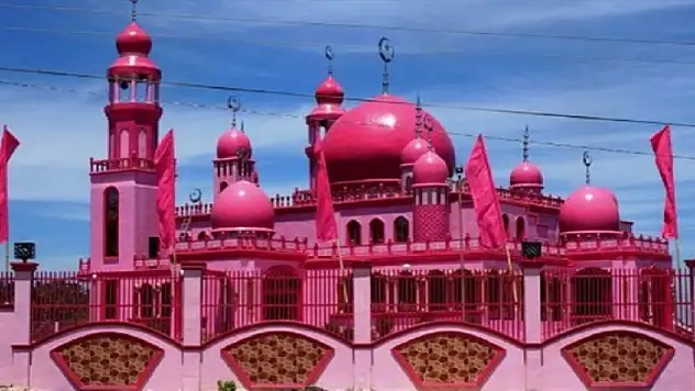 Filipinler'de ilginç yapı: Pembe Cami