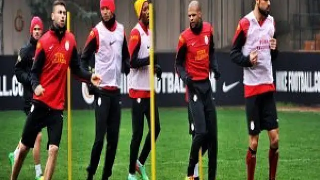 G.Saray idmanında kavga! İki yıldız birbirine girdi!