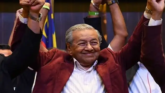 Erdoğan'ın yakın dostu 60 yıllık iktidarı devirdi!