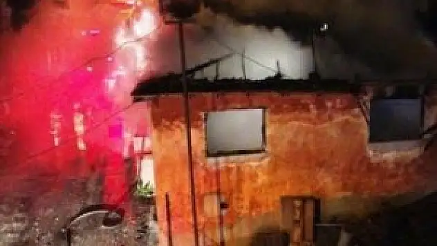 Gece yarısı çıkan yangın korkuttu