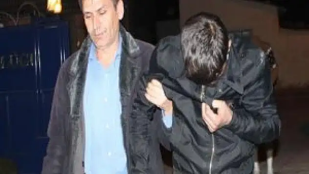 Kendi okulunu soymak isterken yakalandı