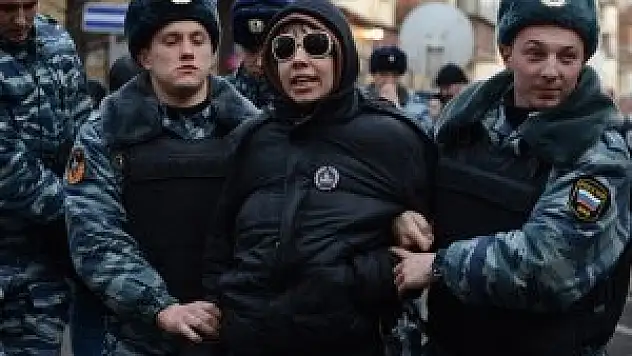 Moskova'da izinsiz gösteriye polis müdahalesi