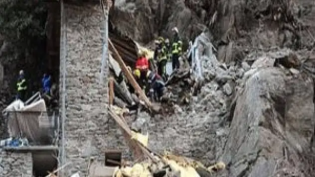 Dağ evine kaya düştü: 2 ölü