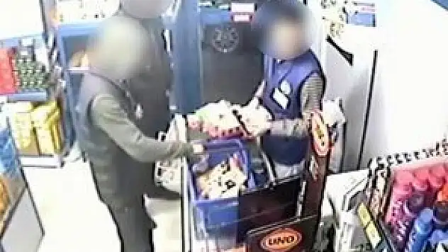 Kasadaki parayı az bulan hırsızlar, markette satış yaptı