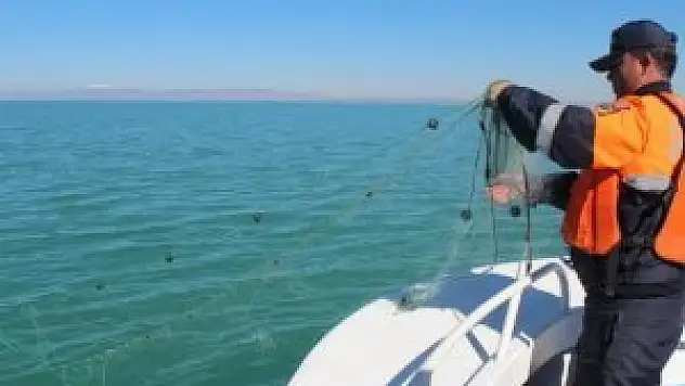 Beyşehirli avcılar, balık çıkmamasından dert yanıyor