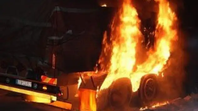 Kamyonet yangını güvenlik kamerasında