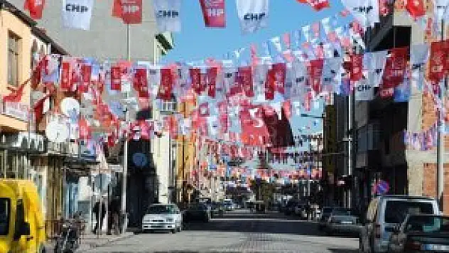 Sarayönü caddeleri siyasi partilerin bayraklarıyla rengarenk oldu