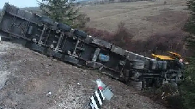 Isparta'da elma yüklü tır şarampole devrildi: 1 yaralı