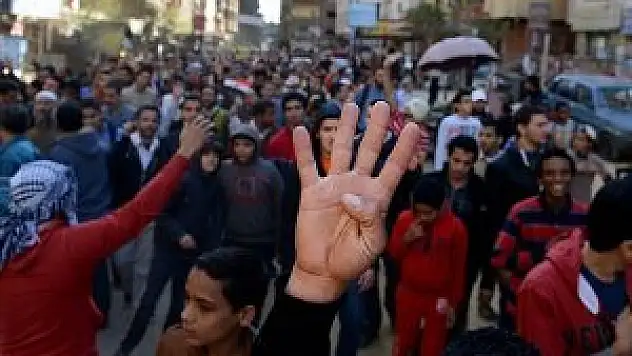 Mısır'da darbe karşıtlarına hapis cezası