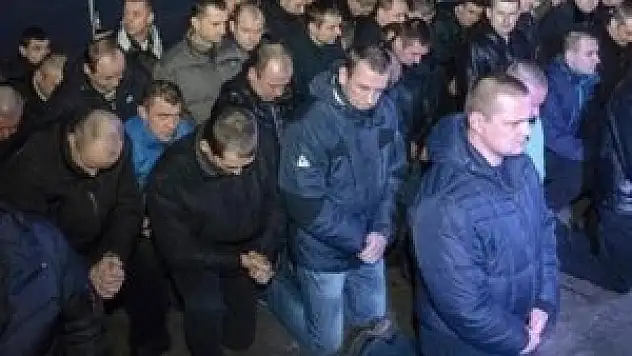 Ukrayna'da Polisler diz çöküp özür diledi