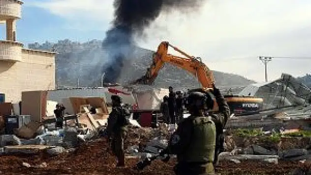 İsrail askerleri Filistinlilerin evini yıktı