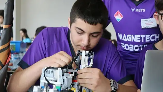 Gençler açlık sorununa karşı robot tasarladı