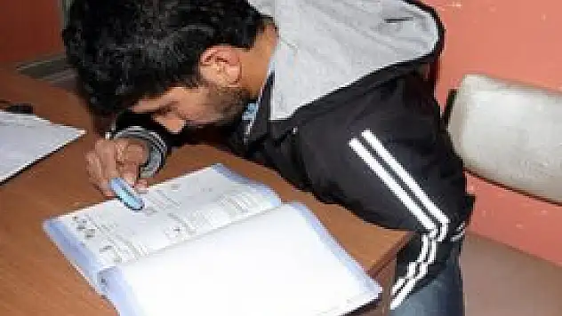 Sınava büyüteçle hazırlanıyor