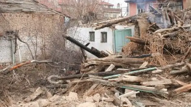 Hırsızlara pankartla mesaj verilen ev bu kez yandı