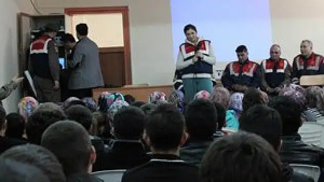 Beyşehir'de Jandarmadan lise öğrencilerine seminer