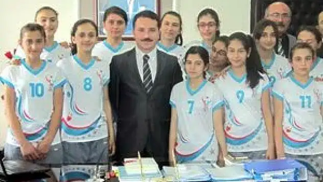 Voleybolculardan Kaymakam Türker'e ziyaret
