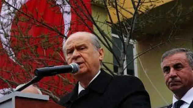 Bahçeli meydanlarda yine Başbakana yüklendi