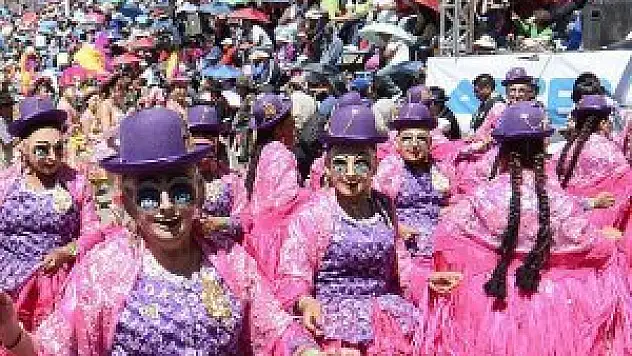 Karnavalda üst geçit çöktü: 4 ölü