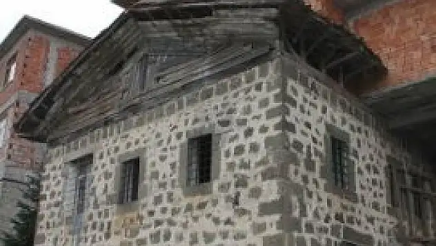 Babasının evine kıyamayınca bakın ne yaptı!