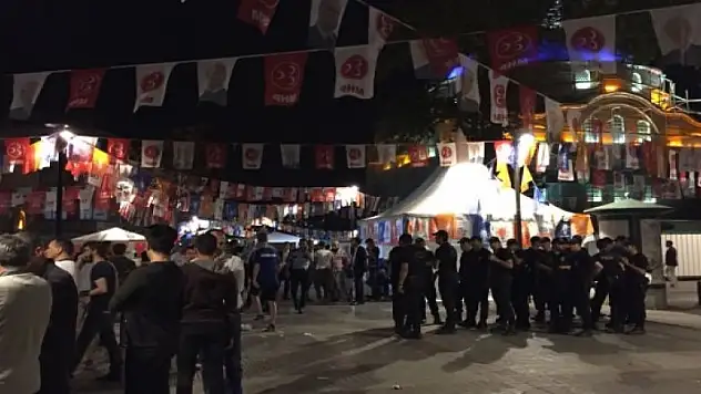 İki parti üyeleri birbirine girdi! Yaralılar var