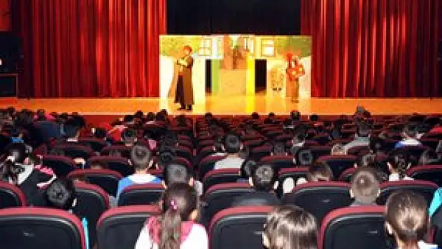 Akşehir'de Koski'nin tiyatro oyununa yoğun ilgi