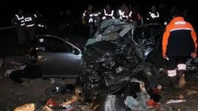 Otomobil ile minibüs çarpıştı: 5 ölü, 2 yaralı