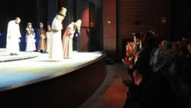 KARMEK kursiyerlerine tiyatro gezisi