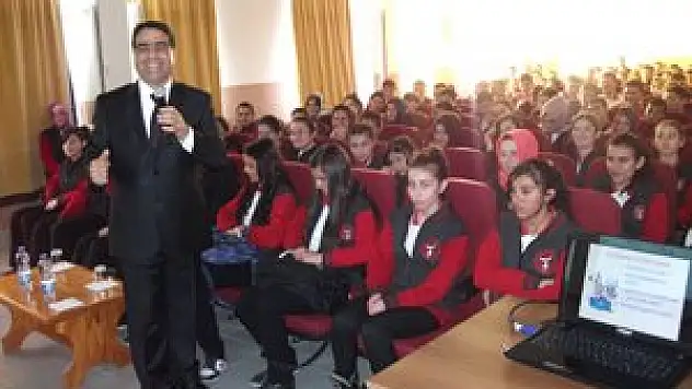 Karapınar'da 'Kendinin Lideri Olmak' konulu seminer