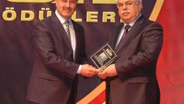 Haşim Şahin'e üstün hizmet ve başarı ödülü